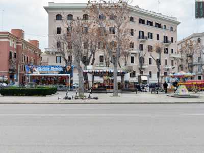 ...e l�antico palazzo dell�Incis dall�altra...